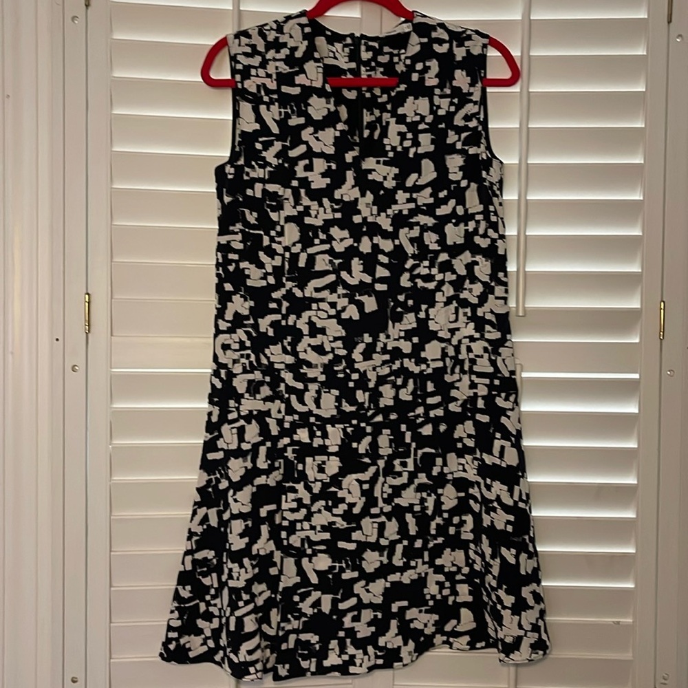 Vince. Confetti print pleat silk dress. size 4 beautiful